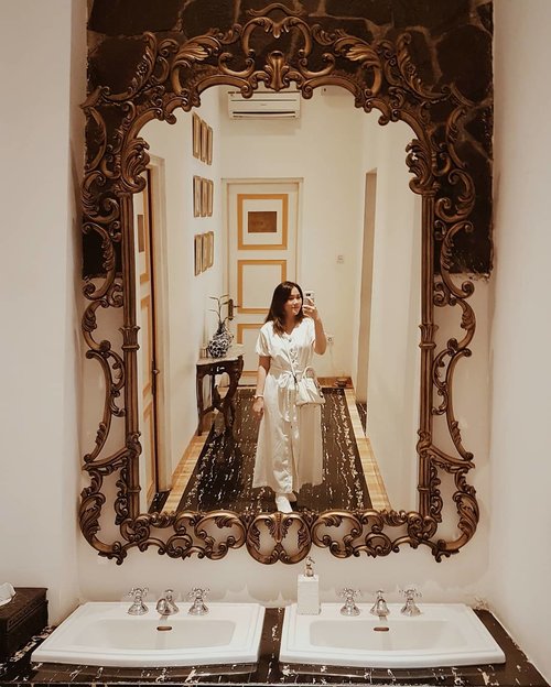 There's a big mirror so I have to take a bathroom #selfie 📸 Yes, only one take dan ternyata hasilnya bagus so I post 😆.#mirrorselfie #vintage #igers #clozetteid