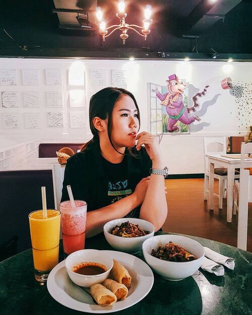 The "is that my order?" look 😂 Pas makanan lo keluar, eh gak taunya punya meja sebelah. Sebel gak? hahahaha.
Anyway, kemarin gue makan di @bataviacafe.id Lotte Bintaro. As always pesennya my favorite here, Nasi Semur Batavia. Enak bingits tuh sampe 2 mangkok~ Terus nyobain juga lumpia, jus mangga, & jus strawberrynya. Maknyus deh. Coba deh kesini kalau lagi mau local food with affordable price 👌
.
.
.
.
.
.
#clozetteid #food #foodporn #foodie #instafood #foodphotography #yummy #delicious #love #instagood #foodstagram #foodlover #foodblogger #foodgasm #like #follow #healthyfood #dinner #tasty #lunch #eat #photooftheday #restaurant #foodies #healthy #chef #picoftheday #homemade #yum #instagram