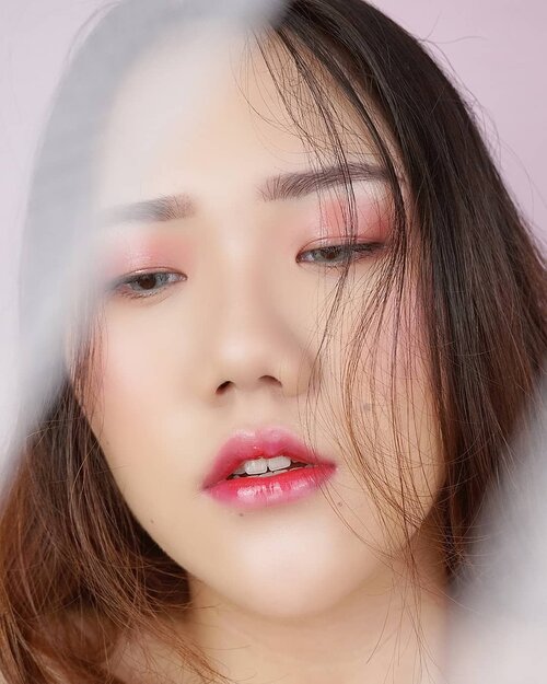 Glossy lips, glossy eyes combo ✨

Foto sisaan bikin cover vogue beberapa waktu yang lalu, edisi dibuang sayang 😝

Ini makeupnya cuma pake 7 items yang bikin glowy:
♡ @banilaco_id v-v bouncing cushion be20
♡ @pixycosmetics twin blush 01 pop terracotta
♡ @catrice.cosmetics glowdoscope highligher palette
♡ @guele.id eyebrow pencil
♡ @marshique_official home spa mascara
♡ @eminacosmetics magic potion 05 summer
♡ @arra_beauty lip moist
.
.
.
.
.
.
#inspirasimakeup #zonamakeup #koreanaesthetic #makeupideas #naturalmakeup #koreanmakeup #eotd #motd #skincare #kbeauty #makeupkorea #koreanskincare #tutorialmakeupnatural #makeupindo #clozetteid #charis #cchannelbeautyid #makeupart #makeupartist #beautyvloggerindonesia #beautybloggerindonesia #tiktok #tiktokindonesia #inspirasicantikmu #skincareroutine #makeuptutorial #makeupvideos #tampilcantik #tutorialmakeup  #tutorialmakeupsimple