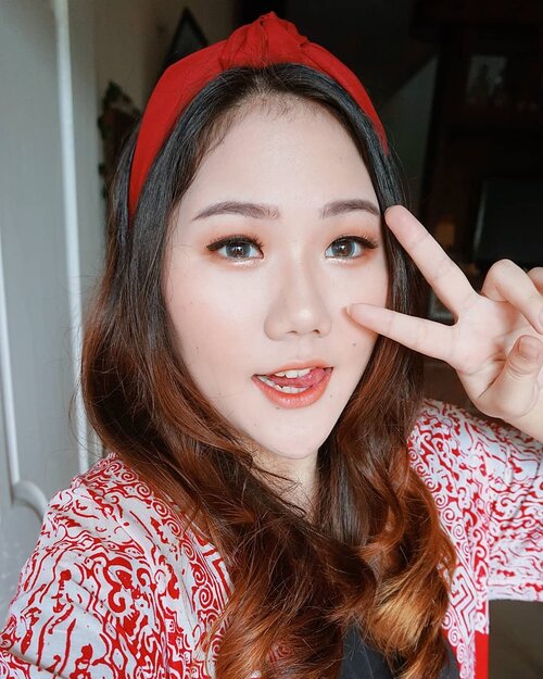 ❤
.
@spometics_official triple shining cushion - 23
(https://hicharis.net/dewiyang/gY0)
@guele.id micro brow pencil
@youmakeups_id simplicity eyeshadow - 03 street
@peripera.id sugar twinkle - 5
@masamishouko forever stay eyeliner
@eminacosmetics blush - cotton candy + bitter sweet
@3ce_official highlighter beige
@jacquelle_official lip star - coco
@x2softlens karin grey
.
.
.
.
.
.
#inspirasimakeup #zonamakeup #red #stayathome #dirumahaja #indovidgram #hudabeauty #nikkietutorials #allmodernmakeup #motd #skincare #kbeauty #wakeupandmakeup #beautyblogger #makeuptutorial #koreanmakeup #clozetteid #charis #cchannelbeautyid #selfie #beautybloggerindonesia #beauty #instagood #skincareroutine #makeup #makeups #makeuplover #makeupaddict #makeupjunkie #likes