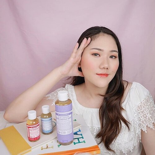 Sabun multipurpose tuh jadi pilihan aku saat traveling biar gak kebanyakan bawa produk. Tapi kalian pernah gak sih denger tentang satu sabun yang punya 18 macam kegunaan? Iya, 18-in-1! Yuk kenalan sama @drbronner.id All One Pure-Castile Soap.Aku cobain 3 varian. Lavender yang relaxing, buat me time dan sebelum tidur cocok banget. Rose mengandung rose oil and lifting my mood for the day jadi biasanya aku pakai day time. Baby unscented no added fragrance dan bisa digunakan untuk bayi. Kandungan olive oilnya double jadi kulit makin lembut.Produk Dr. Bronner's no synthetic preservatives, detergents, or foaming agents. Terbuat dari certified fair trade organic oils, ramah lingkungan, dan baik untuk kulit. No animal tested dan cruelty-free juga. Sabun ini 3x more concentrated dari sabun cair biasanya jadi pakai dikit aja dan dillute for use. Botolnya 100% dari olahan daur ulang plastik lho.Sabun ini bisa dipakai from head to toe untuk body wash, shampoo, gosok gigi, cuci piring, cuci sayur dan buah, cuci baju, dan masih banyak lagi. Beneran magic soap ✔ Yang aku suka sabun ini gak meninggalkan residu. Kalau abis mandi kan suka berasa licin gitu kulitnya. Pakai ini gak ada rasa licin sama sekali. Terus aku kan suka cuci tangan ya orangnya, jadi kadang udah pakai sabun khusus hand wash pun bisa jadi kering karena keseringan cuci tangan. Pakai dr bronners so far bebas kulit kering~Buat kalian yang pengen coba Dr. Bronner's sudah bisa dibeli di Tokopedia, Shopee, Sociolla, dan Guardian ya guys.#drbronner #drbronnerid #PureOrganicSoap #GoOrganicWithDrBronners #JakartaBeautyBlogger #JakartaBeautyBloggerFeatDrBronnerID @jakartabeautyblogger