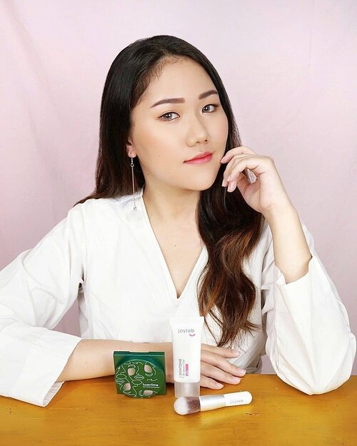 Duh, suka banget complexion pakai dua produk ini @joylabbeauty @luxcrime_id 💖Disini aku pakai Joylab Skintone Moisture Tint 'Jolly' dan Luxcrime Blur & Cover Two Way Cake 'Buttercream'. Seperti yang bisa kalian lihat di before after slide kedua, hasil dari kombo produk ini natural finish but still give enough coverage for daily use. Bikin pori-pori samar dan tekstur kulit terlihat smooth. Moisture tintnya mengandung Vitamin E, Caffeine, Allantoin, dan Sun Protection. Cocok untuk pemakaian sehari-hari karena teksturnya ringan. TWC-nya bikin kulit instant matte dengan soft-focus powder for blurring effect.Penasaran sama dua produk ini? Di shopee lagi ada promo Special Price Bundling Package Joylab x Luxcrime lho! Bakal dapet free brush dan pouch juga. Cus check it out @joylabbeauty @luxcrime_id#skintone#joylabbeauty#JoylabxLuxcrime#luxcrime#luxcrimetwowaycereal