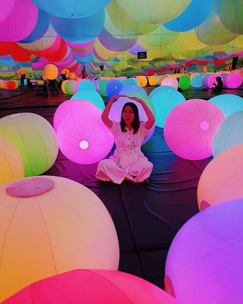 Live in color ❤💖💙💚💛🧡💜 Spot me! 😄⚪.#teamLab #FutureParkJakarta @futureparkjakarta