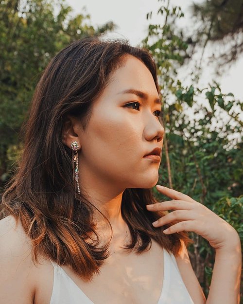 Nature's farewell kiss for the night 🌅
.
Wearing @rati_latina_official square shaped long dangle teardrop earrings. I love everything blinks 💎
.
You buy it in Shopee: ratna_and_co.id 👈 Shipped directly from Korea!
.
#sunset
#makeup #earrings #accessories #koreanstyleearrings #jewelryformkorea #koreanaccessories #revukoreanweek #clozetteid