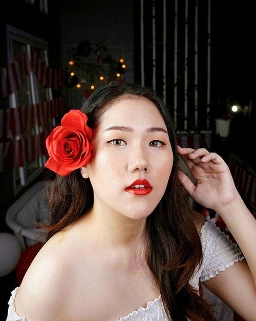 Suka banget sama warna merah lips-nya 🌹 Ini aku pakai @milktouch_official everyday fitting lip pencil in shade berry red ❤.Kalau di apply full gini bibir jadi kelihatan lebih sexy 😌 Buat bikin natural look juga oke tinggal di gradasi aja atau apply dikit di tap-tap pakai jari. Teksturnya gampang di blend dan ninggalin sedikit stain. Semi-matte finish dan gak bikin bibir kering 👌 Aman buat yang suka nyemil kayak aku hihi..Where to buy:https://hicharis.net/dewiyang/NFp.#milktouch #everydayfittinglippencil #charis #hicharis