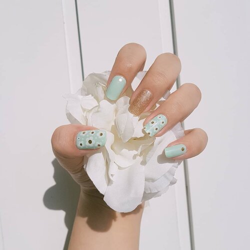 Little things that matter 🌼

Pakai A.Stop No.1 Sea and Breeze gel nail stickers aja udah gemesh begini 💙 No nail salon, no problem 😂

Where to buy:
https://hicharis.net/dewiyang/1tjM

#charis #3act #astop #no1seaandbreeze #nail #gelnail #sticker #nails