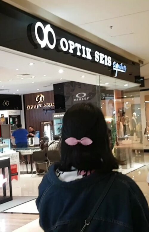 Hi guys~ Buat kamu yang masih takut pakai lensa kontak atau mau cari tau fakta tentang lensa kontak, cus langsung aja ke @OptikSeis terdekat untuk tanya-tanya langsung tentang @acuvueid dengan Eye Care Professionalnya dan experience kontak lensenya. Bakal diajarin sampe bisa pakai sendiri lho~ Dapetin juga promo potongan 200 ribu! Cusss 💙