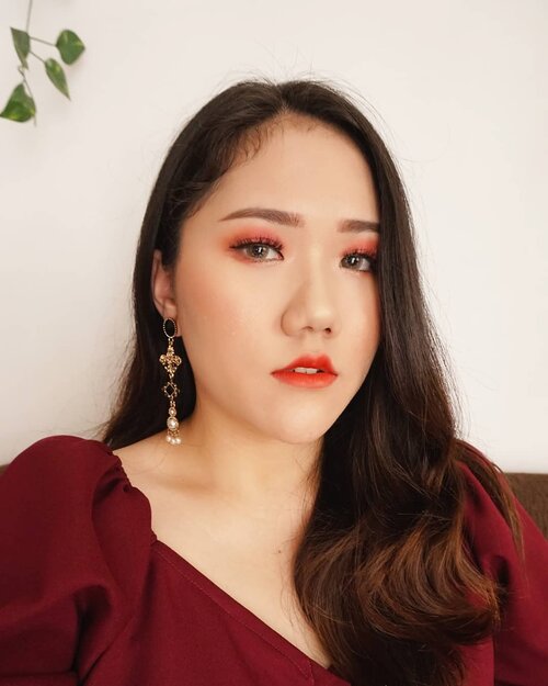 Makeup buat bakar-bakar malam tahun baru ✨Nggak deh canda 😂 Suka banget makeup look ini dan lupa belum di share ❤ Lipsnya pakai @blackrouge_id Air Fit Velvet Tint (B.A.M) yang shade A23 Vintage Sunset. Gak ngerti lagi deh warna-warnanya air fit velvet tint itu cakep-cakep semua tapi yang night series aku paling suka shade ini~Available on my charis shop:https://hicharis.net/dewiyang/OVi#AirFitVelvetTint #blackrouge #night #season5 #charis #hicharis