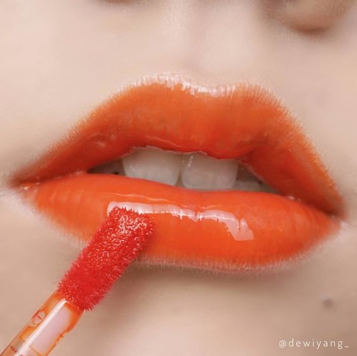 No. 10 Amber Metal by @vyvydstudio 🍊
.
Super love Lip Flash Vinyl ini warna orangenya summer color banget.
.
Ini aku apply agak tebel biar di foto keliatan shiny reflectionnya. Kalau apply dikit terus diratain  jadinya soft dan natural.
.
Aplikatornya memudahkan bikin lip line. Teskturnya gak lengket! Beda sama tekstur lip gloss, ini lebih kayak lip tint dengan hasil glossy. Lips on, no dry lips~
.
Ada juga versi matte. Cek semua warnanya disini:
https://hicharis.net/dewiyang/Lca
.
#vyvydstudio #Lipflashmatte #lipstick #lip #charis #hicharis @hicharis_official @charis_celeb
#clozetteid