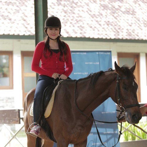#myfirstmoment riding a horse like a real equestrian at arthayasa stables with @maybellineina ~ lookin' pretty at your first moment with the new maybelline CSAIO shine free powder ^_^ read the review about this powder on my blog♡
#mymnymoment #horseriding #equestrian #fun #pretty #maybellineina #potd #instafamous #likeforlike #clozetteid