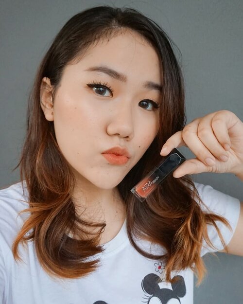 Gak cuma kulit wajah aja yang perlu dirawat, tapi bibir juga! Yes, bibir bisa menua bahkan lebih cepat kalau gak dirawat :( Buat yang gak mau ribet salah satu solusinya pakai lip products yang mengandung anti-aging ingredients kayak @arra_beauty lip matte dan lip moist ini. Bibir cantik dan tetap terawat deh~Aku cobain shade terbarunya Dumai dan Lume. Warnanya cantik abis 🖤 Di sini aku pakai yang Dumai. Suka warnanya wearable banget buat daily. Nah, bibir glossy lagi back in trend kan. Top pakai lip moistnya deh cucok, gak lebay kayak abis makan gorengan. Looks healthy. Review lengkap di blog www.dewiyang.com cus mampir~.#Clozetteid #ARRABeauty #ARRABeautyID #IamARRA #Clozetteidreview #LoveLips #ARRABeautyxClozetteidReview @clozetteid