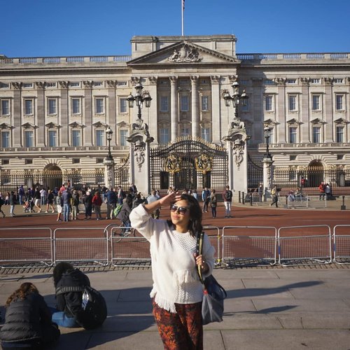 Waiting for the prince 🤴🤴🤴#throwback #london #buckinghampalace #uk #whenuinlondon #traveller #worldtravel #tourist #ukstreetwear #europe #girltraveller #clozetteid #streetfashion #palace #walk #walking