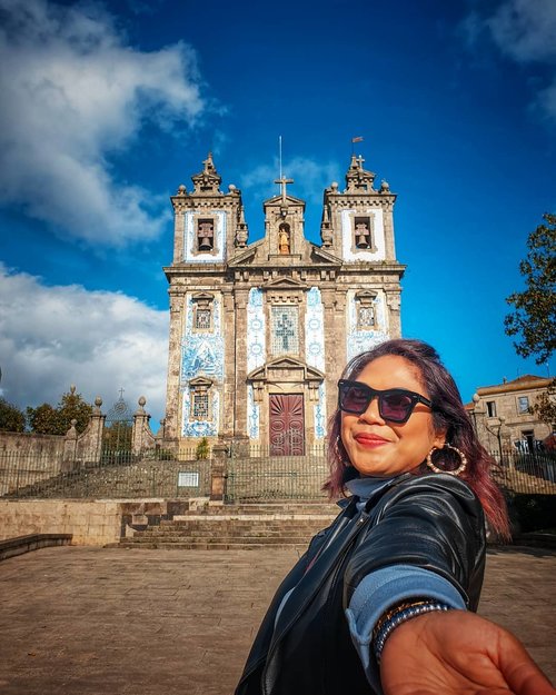 Blue sky, blue church and blue shirt 💙💙
.
#clozetteid #travelling #travelaroundtheworld #porto #portugal #portoportugal #bluetilechurch #dsywashere #dsybrangkatlagi