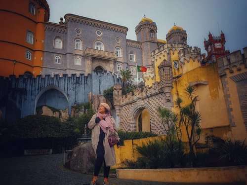 Let me tell u about this picture that i take in Pena palace, Sintra
.
Yup.. now Sintra very famous with this top of the hills palace. Its medium easy to reach this place, but we took the shortest way by uber from lisbon and it cost €26/ ride. They are open at 10 a.m but better u arrive before that because its gonna have long queing just for checking ticket. And better you buy the ticket online, it cost €13.20 because they give us discount from €14
.
The challenge about this picture... its on raining hard mix with snow..ehm challenging..but i dont wanna waste opportunity to take a picture when it looks empty
.
#clozetteid #travelling #travelaroundtheworld #sintra #portugal #sintraportugal #penapalace #castileinthehill #dsywashere #dsybrangkatlagi