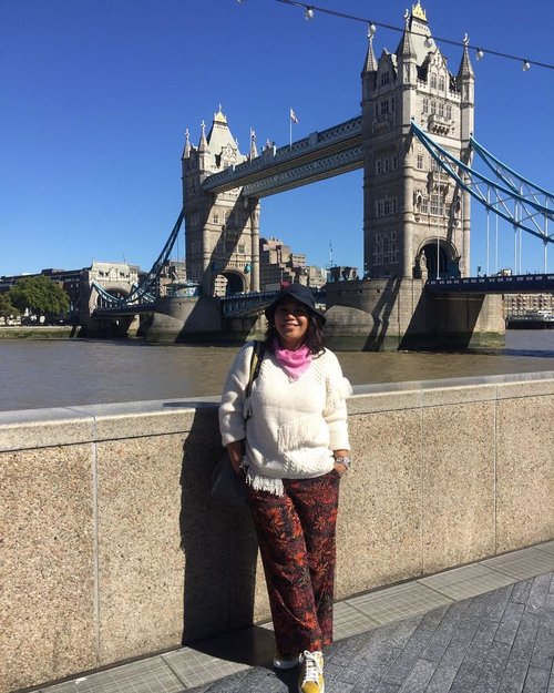 Sunny day in London ...very rare! #whenuinlondon #traveller #worldtravel #tourist #london #uk #ukstreetwear #europe #girltraveller #clozetteid #streetfashion #toweroflondon #walk #walking