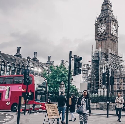 Sebelum Bigben bener-bener ditutup sampai 2021, dan hanya akan dibunyikan buat hari spesial aja kayak christmass dan New year atau mungkin juga acara kerajaan lainnya. Untuk bangunan 159 tahun sih emang udah waktunya buat direstorasi ya.Dan hari itu, gw menghabiskan waktu 2 jam untuk jalan kaki didaerah Westminster. Banyak yang bisa diliat sih sepanjang jalan karena ini turis area, turusin aja jalannya tau tau udah sampai Trafalgar square dan Camden market. Nah kedutaan Indonesia di London juga ada didaerah Westminster ini, 10-15 menit lah dari Bigben.#clozetteid #jalanjalan #worldtravel #worldcitizen #traveler #travelblogger #travelspot #instagram #instagramable #imnotlost #lostinthecity #worldheritage #womantraveler #fashion #fashioncolours #fashionstyle #instafashion #fashiontips #tips #instatravel #aroundtheworld #travelaroundtheworld #dsypath #dsywashere