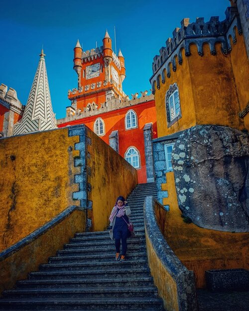 The castle's history started in the Middle Ages when a chapel dedicated to Our Lady of Pena was built on the top of the hill above Sintra
.
Yes.. this castle in the top of the hill sorrounded by forest. From city center of Sintra you take car/bus/tuktuk to climb through the gate. After that you need to walk narrow about more than 500m, its like exercise for me especially it has to do after the snow fall. But “There are no traffic jams on the extra mile”.. yes we did it go inside this castle, and take picture many as we can 😄😄😄
.
#clozetteid #travelling #travelaroundtheworld #sintra #portugal #sintraportugal #castleonthehill #pena #penapalace #portugalcastle #dsywashere #dsybrangkatlagi