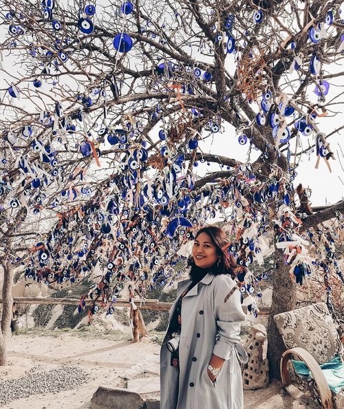 The evil eye tree
.
I had 2 wishlist in cappadocia, ride hot air ballon and second one is to see this "the evil eye" tree. They believe that Evil eye can protect us from our bad luck. Will you believe that?
.
#clozetteid #girlpower #womanpower  #worldtravel #worldcitizen #traveler #travelblogger #travelspot #instagram #instagramable #lostinthecity #throwback #womantraveler #fashioncolours #fashionstyle #instafashion #instatravel #aroundtheworld #travelaroundtheworld #solotraveller #dsypath #dsywashere #hotairballoon #turkey #cappadocia #goreme # evileye #pigeonvalley