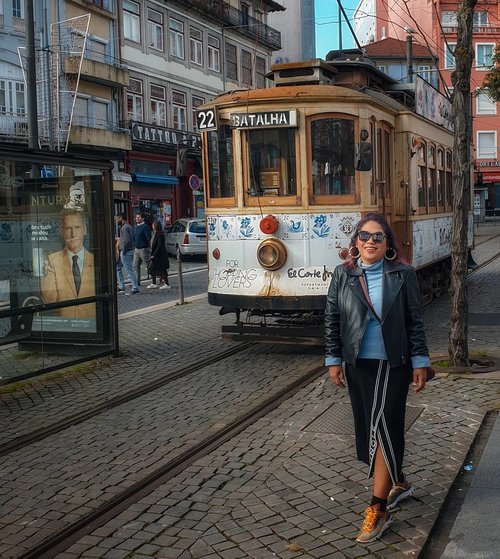 Porto adalah kota kecil di Portugal, naik tram sama jalan kaki durasinya bisa sama 😄
.
#clozetteid #travelling #travelaroundtheworld #porto #portugal #portoportugal #10000steps #aroundtheworld #aroundcityporto #travelstyle #streetstyle #streetwear #dsywashere #dsybrangkatlagi