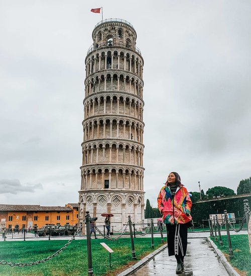 Menara miring + photographer mata silinder = Lurus 😜👍
.
📸by @lilysarwono 
#clozetteid #travelling #travelaroundtheworld #pisa #pisatower #italy #tuscany #italy🇮🇹 #wheninitaly #dsywashere #dsybrangkatlagi