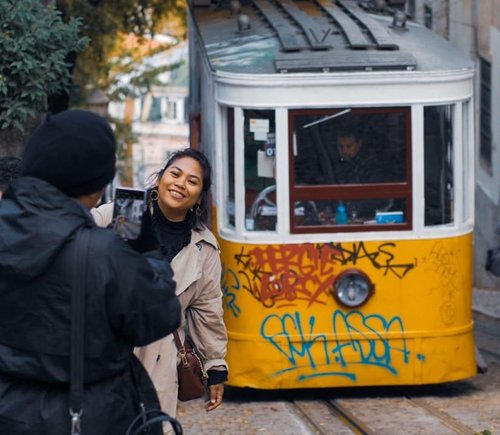 Almost got a  hit The most famous tram in lisbon
.
#clozetteid #travelling #travelaroundtheworld #lisbon #portugal #lisbonportugal #dsywashere #dsybrangkatlagi