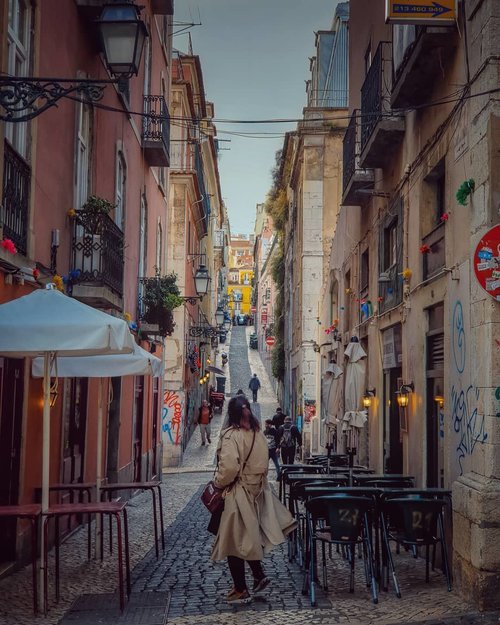 Lisbon kota dengan gank kecil dan tanjakan. Struktur tata kotanya turun naik. Semoga sampai Jakarta bokong tambah naik dan kenceng ya
.
#clozetteid #travelling #travelaroundtheworld #lisbon #portugal #lisbonportugal #streetwear #streetstyle #dsywashere #dsybrangkatlagi