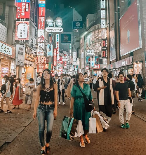 Heaven for shopping, Shibuya.Thanks to 30 kg for bagage and 12 kg for cabin. Bye bye budget airline.Toko mana nih kira kira yang belum gue masukin? Damn you paparazi.#clozetteid #cooljapan #Clozettexcooljapan #shoppingintokyo #shibuya