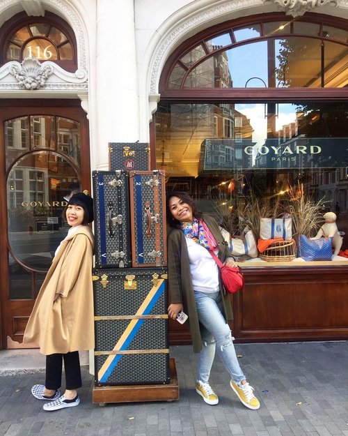 Just pose!
.
Mayfair is an upscale district. Its world-famous retailers and designer fashions on Bond Street. Shoppers also head to high-end Burlington Arcade and Shepherd Market, a cluster of independent boutiques and traditional pubs.
#whenuinlondon #shoppingplace #traveller #worldtravel #tourist #london #uk #ukstreetwear #europe #girltraveller #clozetteid #streetfashion #shoppingstreet