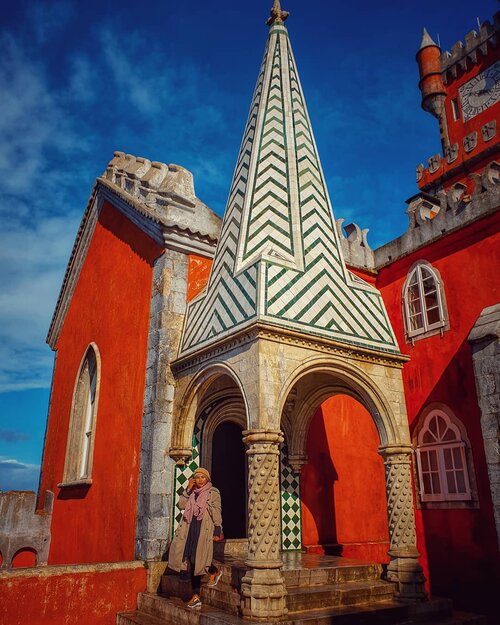 Do not take a picture inside this castle
.
Inside this castle you can find many furnitures that stil place in every room. And the interior, its not like versailles but its more ceramics with colours and hand painted design. But something bother, i saw the sofa, the chair and even for bed its small, like kid furniture. Im curious about what size they have 🤔🤔🤔🤔
.
#clozetteid #travelling #travelaroundtheworld #sintra #portugal #sintraportugal #castleonthehill #pena #penapalace #portugalcastle #dsywashere #dsybrangkatlagi