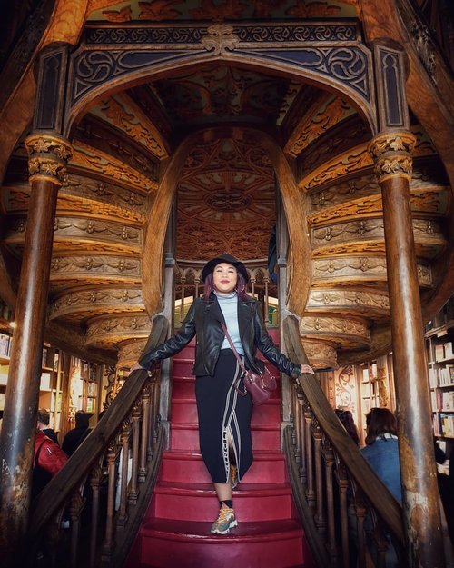 Where do i start.. ehm maybe this picture for the start who made me look like a queen from the Azkaban👸👸👸. Actually this is the famous library and book store in Porto cause of Harry Potter. The name is Livrario Lillo. You paid around €5 for enter but you can get discount €5 for buy a book. Its fair situation
.
#clozetteid #travelling #travelaroundtheworld #porto #portugal #portoportugal #harrypotter #livrarialello #library #lellolibraryporto #dsywashere #dsybrangkatlagi