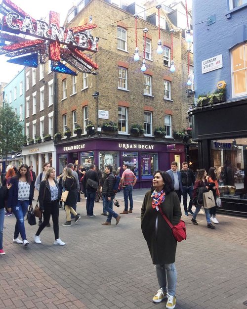 Carnaby has an iconic heritage. From being the birthplace of Swinging London in the 1960’s. Carnaby has and always will be the epicentre of culture and lifestyle in London’s West End. #whenuinlondon #shoppingplace #traveller #worldtravel #tourist #london #uk #ukstreetwear #europe #girltraveller #clozetteid #streetfashion #shoppingstreet