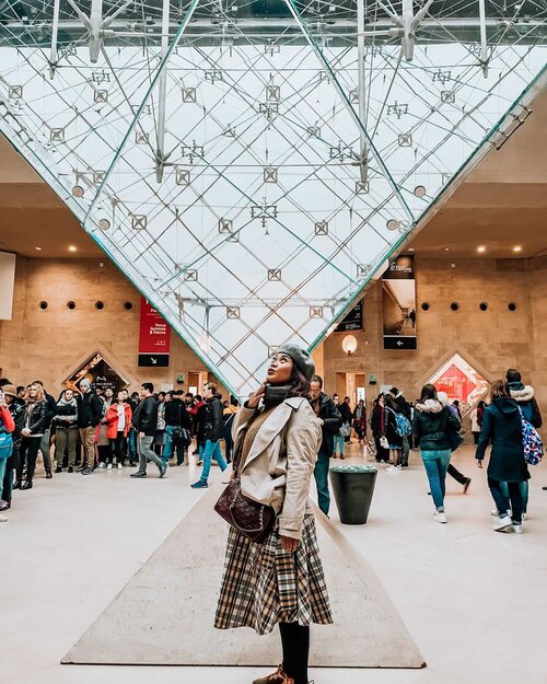 Pyramid the louvre.Mal dibawah louvre dimana gw menemukan skin care berbahan organic canabis!.#clozetteid #jalanjalan #worldtravel #worldcitizen #traveler #travelblogger #travelspot #instagram #instagramable #imnotlost #lostinthecity #worldheritage #womantraveler #fashion #fashioncolours #fashionstyle #instafashion #fashiontips #tips #instatravel #aroundtheworld #travelaroundtheworld #dsypath #dsywashere #travelgram #capturemoments