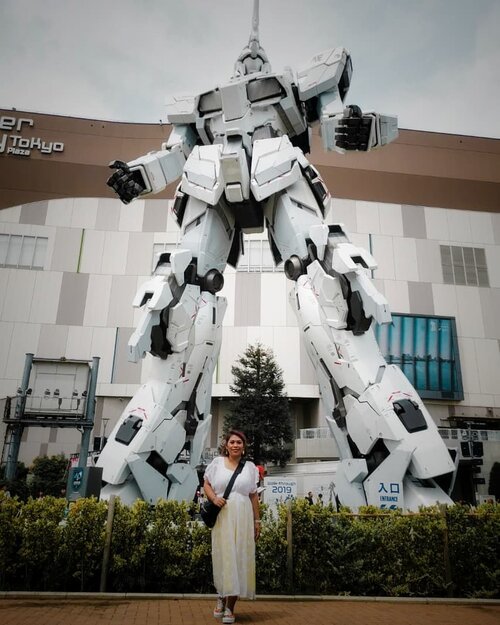 Unicorn Gundam life size.Selalu sungkem sama si Gundam setiap kesini. Sebelumnya yang terpasang adalah versi klasik dari Gundam RX-782 dan yang terbaru adalah Unicorn Gundam RX-0.Kalau ke Tokyo jangan lupa ke Teleport station di Odaiba buat liat real size ini.#clozetteid #Clozettexcooljapan #cooljapan #gundam #unicorngundam