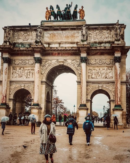 Rainy day in Paris
.
Its just transit city before heading another country around Europe but had bad weather. Almost everyday have light rain and the sky is grey
.
#clozetteid #travelling #travelaroundtheworld #travellers #dsywashere #dsybrangkatlagi
