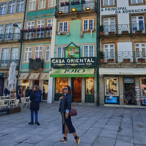 Depan toko sarden yang niat banget desainnya 🐟🐟🐟
.
#clozetteid #travelling #travelaroundtheworld #portugal #porto #sardenia #travelgram #traveljournal #dsywashere #dsybrangkatlagi