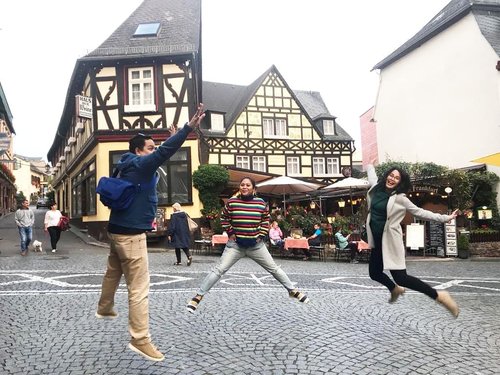 Jump and flies... #whenuingermany #frankfurt #rudesheim #traveller #worldtravel #tourist #germany #streetwear #europe #girltraveller #clozetteid #streetfashion #rüdesheim #winetasting #walk #walking #winery #gb #deutschland