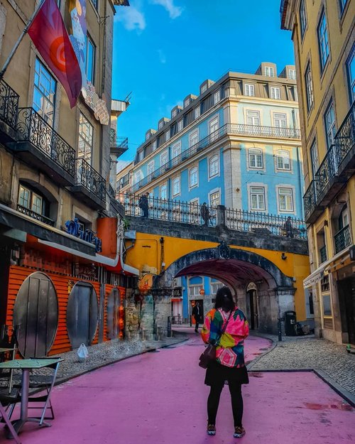 Pink street! Place for hangout, restaurant, bar and the sexiest place on my right (read: strip club)
.
#clozetteid #travelling #travelaroundtheworld #lisbon #lisbonportugal #pinkstreet #portugal #dsywashere #dsybrangkatlagi