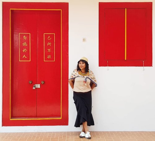 Red and white #explorecirebon #cirebon #klentengtalang #klenteng #jalanjalan #ootd #fashionstyle #traveller #travelling #weekends #gettaway #clozetteid #funtravel #wonderfulindonesia