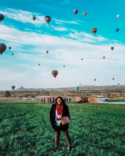 I want to fly more high than this... let do sky dive one day! 🤞🤞🤞
.
#clozetteid #girlpower #womanpower  #worldtravel #worldcitizen #traveler #travelblogger #travelspot #instagram #instagramable #lostinthecity #throwback #womantraveler #fashioncolours #fashionstyle #instafashion #instatravel #aroundtheworld #travelaroundtheworld #solotraveller #dsypath #dsywashere #hotairballoon #turkey #cappadocia #goreme