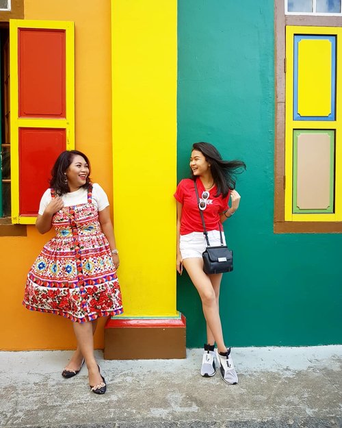 White and red opposite 
#aroundtheworld #traveller #worldtravel #tourist #globalcitizen #girltraveller #clozetteid #streetfashion #colourwall #colours #walk #walking