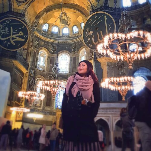 Hagia sophia sebuah bangunan bekas gereja orthodoks yang oleh pasukan salib diubah jadi gereja katolik Roma, dan pada masa kekuasaan kesultanan Utsmani dialih fungsikan menjadi  masjid, dan sekarang menjadi museum di Istanbul.  Jadi gak heran ada perpaduan simbol agama di bangunan ini *belajar sejarah dari travelling*
.
#clozetteid #travelling #travelaroundtheworld #travelgram #aroundtheworld #travelstyle #streetstyle #streetwear #dsywashere #dsybrangkatlagi #traveljournal #travelgram #bestvacations