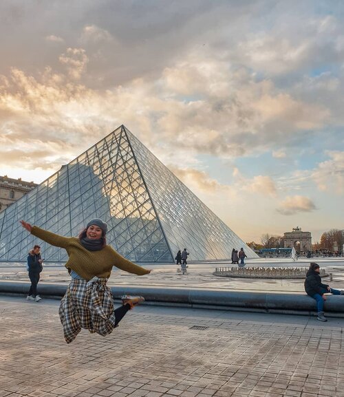 Jump high as you can.... dan jgn diulang!one take okay..geter lutut wak 😜😜.#clozetteid #travelling #travelaroundtheworld #louvre #louvremuseum #paris #dsywashere #dsybrangkatlagi