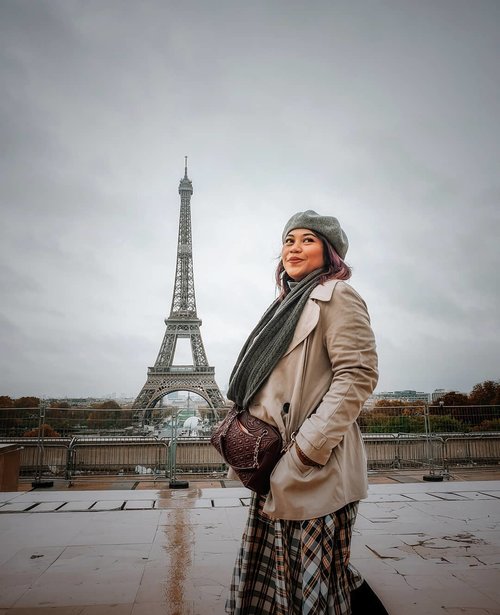 Signature picture when u are in Paris
.
But kindly sad for the weather, raining since morning till afternoon and many trash in this beautiful place
.
#clozetteid #travelling #travelaroundtheworld #dsywashere #dsybrangkatlagi #paris #eiffeltower #eiffeltowerparis