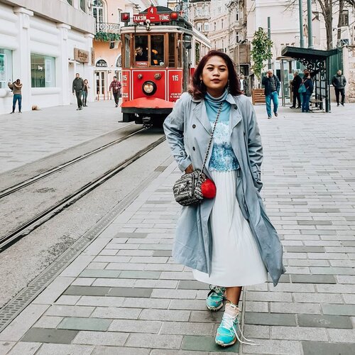 Kangen shopping dan jalan-jalan? Sabar ya... Percuma juga kalo jalan sekarang, mal juga pada tutup kan. Taksim square aja yang biasanya berlimpah ruah orang orang dijalan jadi sesepi ini. Ingat..semua ada waktunya 😊
.
#quarantineday14
#clozetteid 
#bestvacations #taksimsquare #takemeback #travelrecommends #traveljournal #traveler #traveltheworld