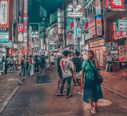 Weekend in Shibuya.Berasa tumplek bleg semua anak muda disini. Serunya ribuan orang yang nyebrang dilampumerah, terang benderangnya sign board toko, banyaknya restaurant lokal dengan beragam menunya dan fashion galore dari beragam brand yang ditawarkan. Pokoknya weekend ini berasa meriah.#clozetteid #Clozettexcooljapan #cooljapan #shibuya #Tokyo #summerholiday #summerintokyo