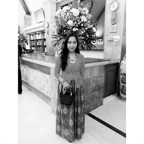 I didn't wear grey, and the flowers behind me weren't grey either. But oftentimes in life, it just too plain to be colorful.

#ClozetteID #clozetteambassador #ootd #ootdindo #kutubaru #greyscale #ethnicwear #flowers #batik #javanesegirl #proudtobeindonesian