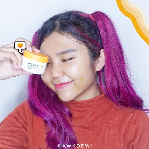 🍊Maskeran Time 🍊Nah gengs, kali ini aku Mau Review Salah satu Masker Favorite aku dari @joylabbeauty Orange Rhapsody Mask!Variant yang ini lebih Cocok untuk jenis Berminyak & Kusam.Mengandung AHA yg terdiri dari Orange ,Bilberry, lemon, sugar cane & sugar maple.Ada juga Vitamin B3,B5 Dan C sehingga setelah pake masker ini Kulit Lebih Lembab, Halus Dan Cerah.Masker ini Juga ada Tekstur2 dari bahan2 alami tadi, Jadi bisa sekalian Exfoliate wajah.Ohiya tekstur masker ini Jelly gitu 😍Jadi pas di bilas wajahnya gak terasa kering Malahan jadi Lembab bgt!Selain variant ini, @joylabbeauty juga ada Variant lainnya seperti Lychee Tea dan Whipped Cream Mask💕Nah gimana? Kalian Tertarik kah untuk cobain? Kalo aku sih emng favorite aku banget karna hasil setelah pakai maskernya bagus bgt hihihi❤️#Joylab #joylabbeauty #indobeautysquad#clozetteid