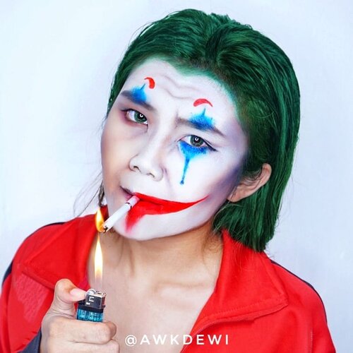 "If you're good at something , never do it for free"- JOKER.Udah pada nonton joker? Aku blm 🙃Btw rokoknya cuma buat Foto ya :)Biar keren potonya wkwk yakali aku ngerokok wkwkwkProduct use:@morphebrushes 35B Eyeshadow@viva.cosmetics body Painting white@byscosmetics_id Contouring palette@makeoverid intense matte lipcream 06Inspo: @JokerMovie & @abbyroberts#Joker #jokermovie #JokerMakeup #halloweenmakeup#Indobeautysquad #ClozetteID