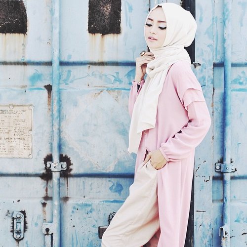 Pink on me ? But it just looks sweet to me. Whole looks coming from @indayani_boutique by @indayani_parawita ❤️. Don't miss her new collection. Photo by @sherlysyerils #ClozetteID
