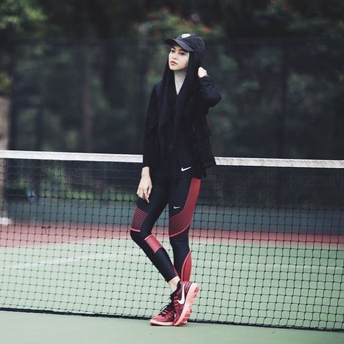 Choosing good workout clothes can be difficult bcs we all want to look stylish, yet at d same time be able to move &amp; stretch &amp; do d things you're supposed to do while working out. Happily I got all of them with Nike.Top-Tights-Sock-Shoes / Nike.Http://cassandradini.blogspot.co.id/2016/03/get-fit-with-nike.html .#BetterForIt #forabetterme #clozetteid